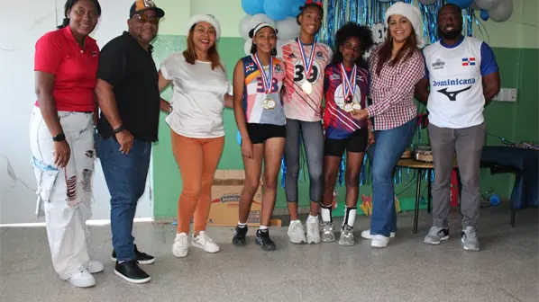 Academia MC Deportes premia a jugadoras en torneo voleibol navide&ntilde;o 2025 en Santo Domingo