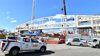 Tr&aacute;nsito fluye con normalidad tras instalaci&oacute;n de puente peatonal en el km 9 de la Duarte