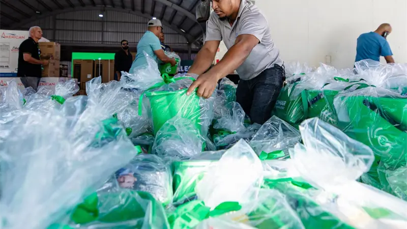 Omar Fern&aacute;ndez realiza entrega navide&ntilde;a de alimentos a familias vulnerables