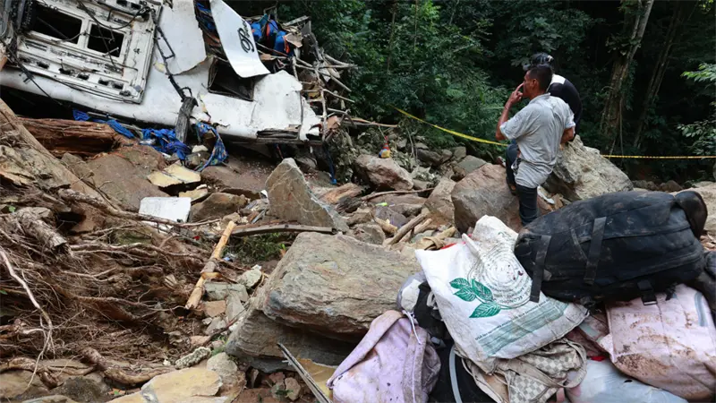 Suspenden por seis meses a empresa de autob&uacute;s accidentado en Colombia que dej&oacute; 17 muertos