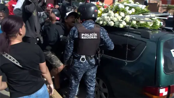 El &uacute;ltimo exceso: polic&iacute;as  arman un conflicto en sepelio  de joven ultimado por agentes