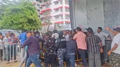 Empujones y golpes empa&ntilde;an entrega de cajas navide&ntilde;as de Leonel Fern&aacute;ndez