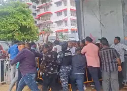 Empujones y golpes empa&ntilde;an entrega de cajas navide&ntilde;as de Leonel Fern&aacute;ndez