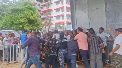 Empujones y golpes empa&ntilde;an entrega de cajas navide&ntilde;as de Leonel Fern&aacute;ndez