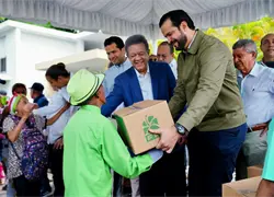 Leonel Fern&aacute;ndez contin&uacute;a entrega de alimentos a sectores vulnerables en Distrito Nacional