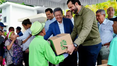 Leonel Fern&aacute;ndez contin&uacute;a entrega de alimentos a sectores vulnerables en Distrito Nacional