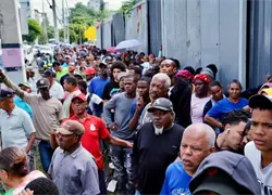 Leonel al entregar cajas navide&ntilde;as: filas evidencian la dif&iacute;cil situaci&oacute;n de las familias en esta Navidad