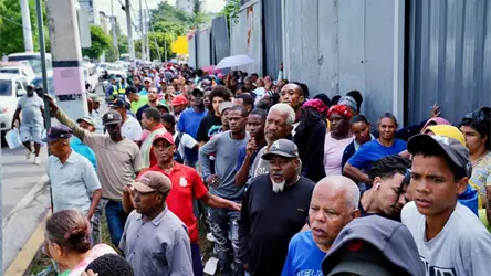 Leonel al entregar cajas navide&ntilde;as: filas evidencian la dif&iacute;cil situaci&oacute;n de las familias en esta Navidad