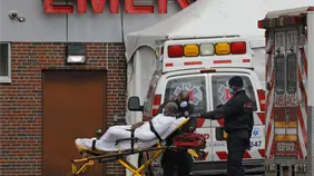 Muere una mujer en Nueva York tras estrellarse un cami&oacute;n de la basura contra un andamio