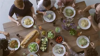 Especialista recomienda cena navide&ntilde;a saludable para evitar s&iacute;ntomas de indigesti&oacute;n