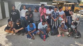 Tras persecución Ejército detiene jeepeta con 15 haitianos indocumentados en Navarrete