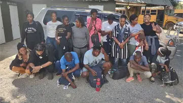 Tras persecuci&oacute;n Ej&eacute;rcito detiene jeepeta con 15 haitianos indocumentados en Navarrete