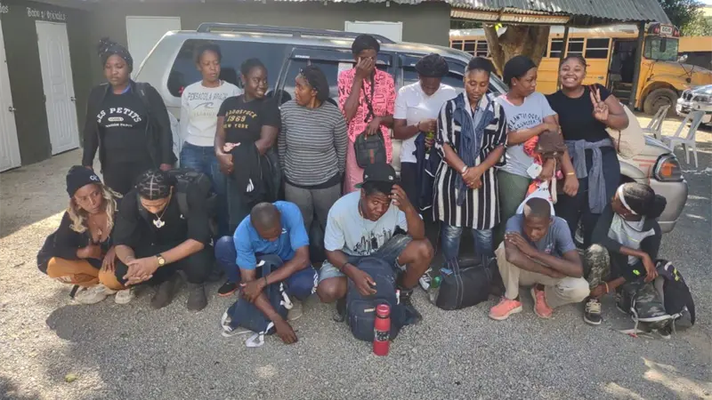 Tras persecución Ejército detiene jeepeta con 15 haitianos indocumentados en Navarrete