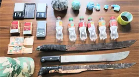 Drogas y alcohol adulterado ocupados en allanamientos de Barahona