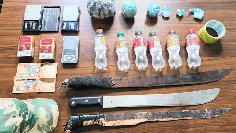 Drogas y alcohol adulterado ocupados en allanamientos de Barahona