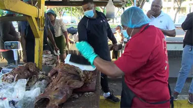 Vendedores de cerdo en puya reciben cientos de clientes Vendedores de cerdo en puya reciben cientos de clientes