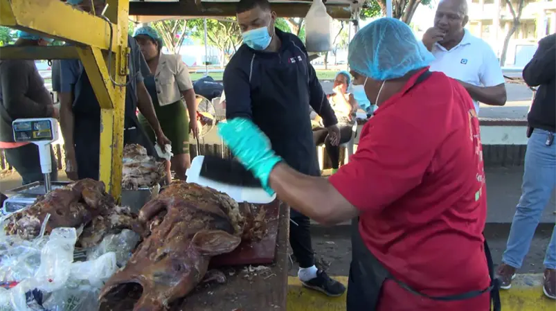 Vendedores de cerdo en puya reciben cientos de clientes