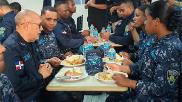 Agentes policiales participan en cena de Nochebuena Policía Nacional con autoridades