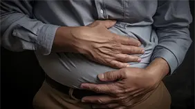 C&oacute;mo evitar la inflamaci&oacute;n despu&eacute;s de comer en exceso durante las Fiestas