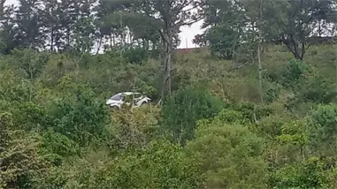 Veh&iacute;culo cae a precipicio y deja cuatro adultos heridos leves