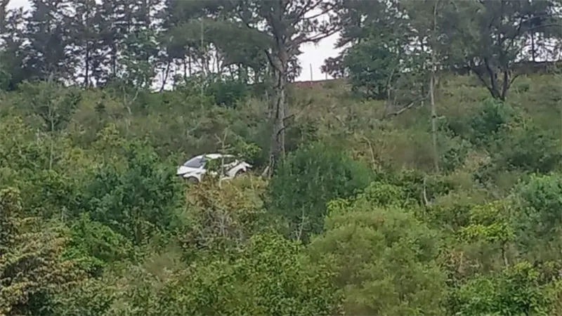 Veh&iacute;culo cae a precipicio y deja cuatro adultos heridos leves