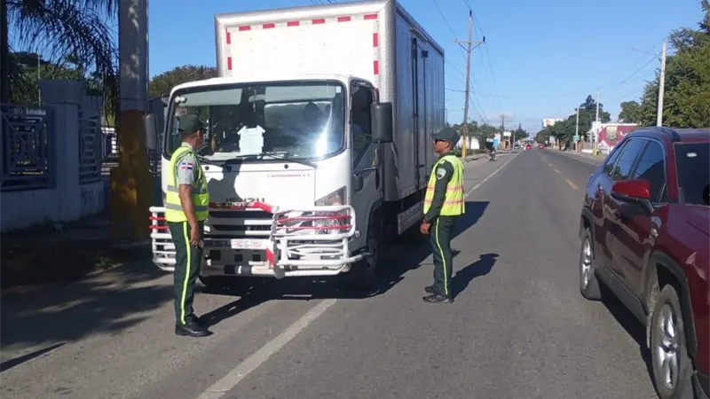 Mientras el país celebra en familia, cientos de agentes y socorristas trabajan sin descanso para salvar vidas