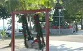 Familias destacan ambiente de paz y seguridad en plazas y malec&oacute;n durante la Navidad