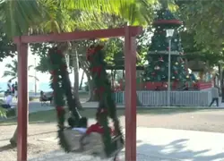 Familias destacan ambiente de paz y seguridad en plazas y malec&oacute;n durante la Navidad