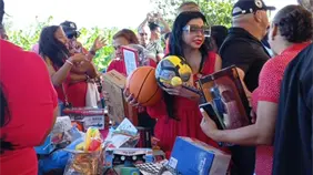 Yeni Berenice Reynoso encabeza entrega de juguetes a ni&ntilde;os de Villa Isabela