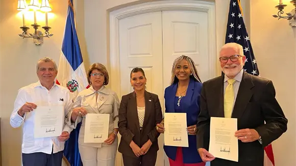 Embajadora de EE. UU. Leah F. Campos recibe a organizaciones pro vida en RD