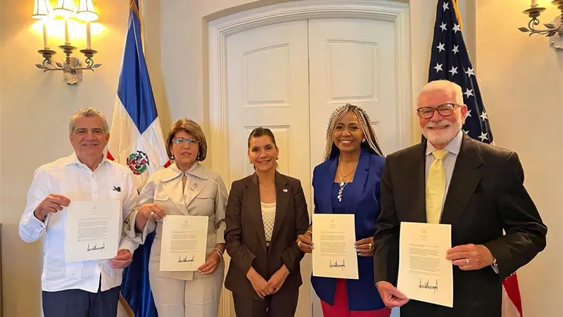 Embajadora de EE. UU. Leah F. Campos recibe a organizaciones pro vida en RD