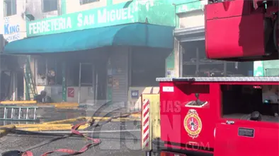 M&aacute;s de 20 horas tom&oacute; sofocar incendio en ferreter&iacute;a San Miguel del Distrito Nacional