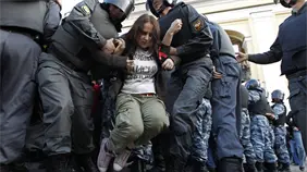 La polic&iacute;a rusa detiene a 70 personas en San Petersburgo por rezar por Zelenski