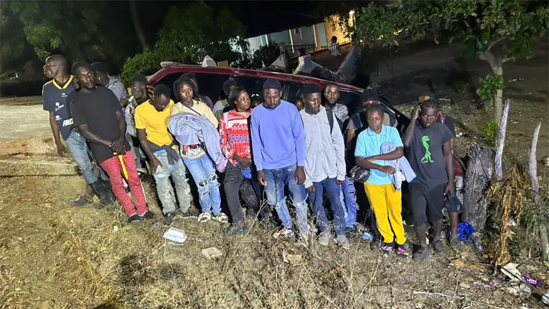 Ej&eacute;rcito detiene miniv&aacute;n con 21 haitianos indocumentados en Guayub&iacute;n tras huida del conductor