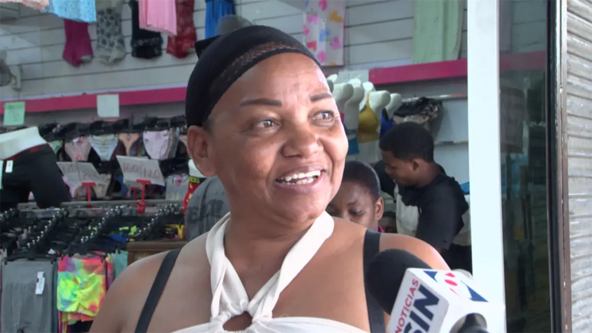 Brillos, broches y ofertas dominan la moda para despedir el año