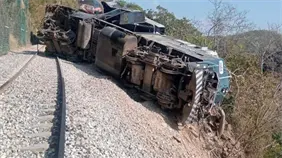 Descarrilamiento de tren en Oaxaca deja al menos 13 muertos y cerca de 100 heridos