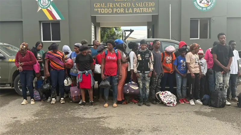 Unidades de drones del Ej&eacute;rcito detectan 34 haitianos indocumentados ocultos en construcci&oacute;n en Dajab&oacute;n