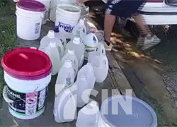 Aver&iacute;a en una tuber&iacute;a contin&uacute;a afectando a miles de residentes que buscan agua en distintos puntos de Santiago