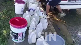 Aver&iacute;a en una tuber&iacute;a contin&uacute;a afectando a miles de residentes que buscan agua en distintos puntos de Santiago