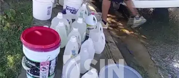 Aver&iacute;a en una tuber&iacute;a contin&uacute;a afectando a miles de residentes que buscan agua en distintos puntos de Santiago