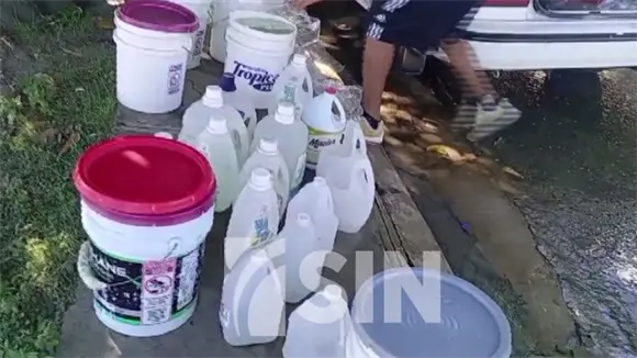 Avería en una tubería continúa afectando a miles de residentes que buscan agua en distintos puntos de Santiago Avería en una tubería continúa afectando a miles de residentes que buscan agua en distintos puntos de Santiago