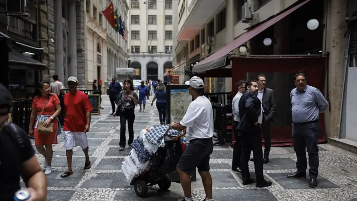 El desempleo en Brasil en noviembre 2025 bajó a 5.2 %, la tasa más baja desde 2012, con crecimiento del empleo formal.