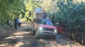 Dos personas mueren electrocutadas tras caída de cable eléctrico sobre su vehículo en Gaspar Hernández