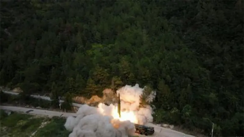 China efectúa ejercicios con fuego real de largo alcance en aguas al norte de Taiwán