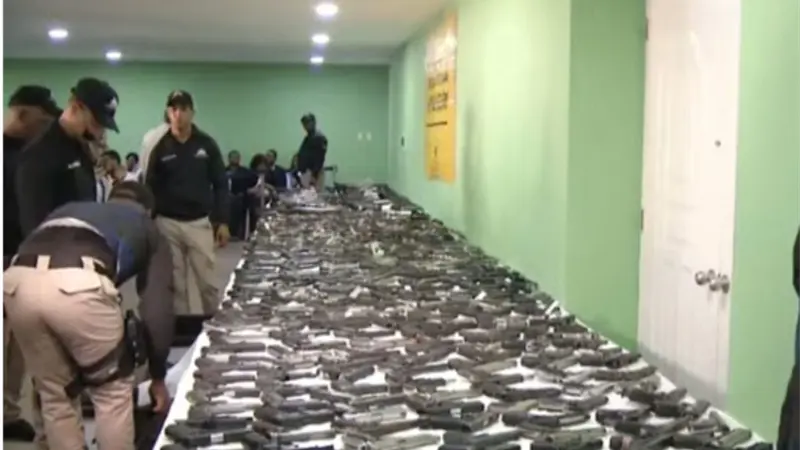 Ley sanciona con prisi&oacute;n y multas la exhibici&oacute;n de armas en la v&iacute;a p&uacute;blica