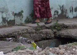 Deterioro aceras Sabana Perdida pone en riesgo a peatones en Santo Domingo Norte