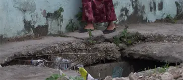 Deterioro aceras Sabana Perdida pone en riesgo a peatones en Santo Domingo Norte