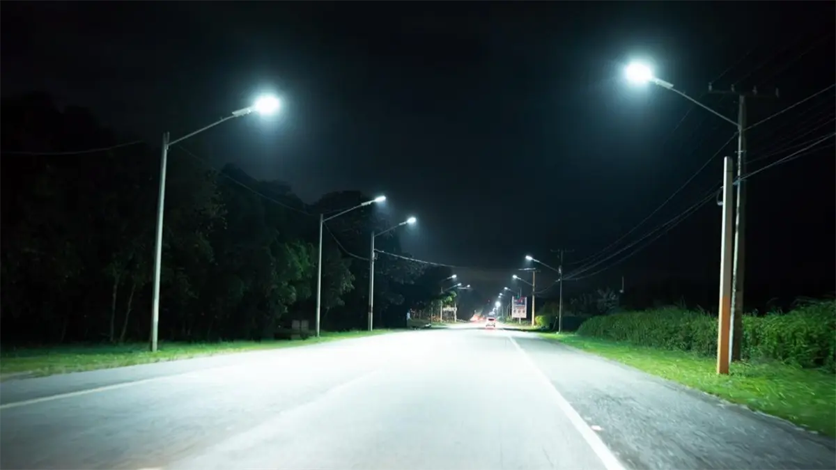 Iluminación en la autopista Duarte