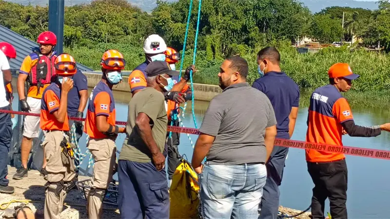 Defensa Civil recupera cuerpo sin vida en compuerta de La Otra Banda, r&iacute;o Yaque del Norte