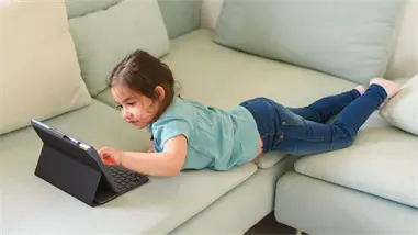 La exposici&oacute;n temprana a pantallas se relaciona con cambios cerebrales en la adolescencia